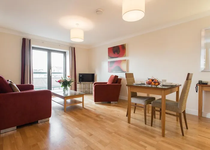 Premier Redcliffe Апартаменти *